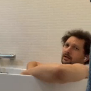Eric Antoine, nu dans son bain, joue à Qui veut gagner des millions ? - TF1, 26 mai 2020