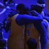 Anthony Davis et LeBron James lors de l'hommage à Kobe Bryant au Staples Center. Los Angeles, le 31 janvier 2020.