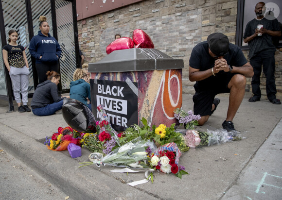 Les habitants de Minneapolis manifestent après la mort de George Floyd, asphyxié par des agents de police lors d'une interpellation en pleine rue. Le 26 mai 2020.
