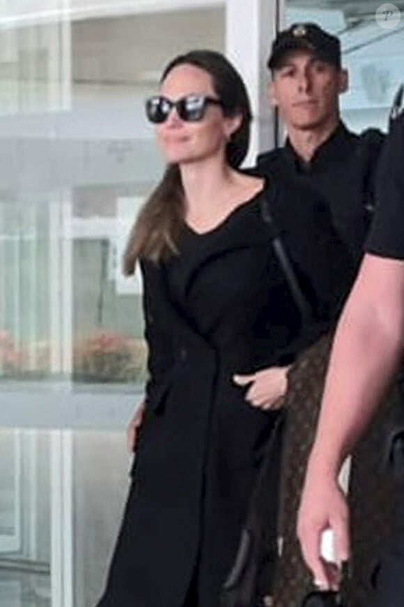 Exclusif - Angelina Jolie arrive à l'aéroport Fuerteventura El Matorral où elle tourne actuellement le film "Los Eternos". Espagne, le 28 octobre 2019.