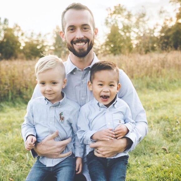 Myka Stauffer et son époux James ont annoncé avoir "trouvé une nouvelle famille", pour le petit Huxley, adopté il y a presque trois ans, le 27 mai 2020. Sur Instagram, cette youtubeuse partageait le quotidien de ses enfants et de son fils adopté, atteint d'autisme.