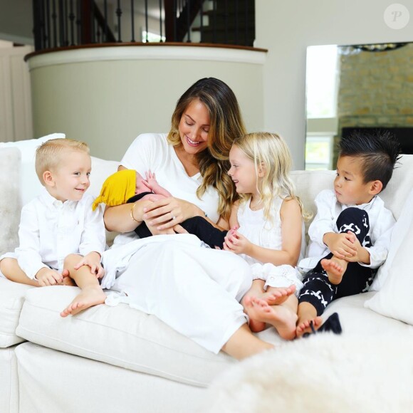 Myka Stauffer et son époux James ont annoncé avoir "trouvé une nouvelle famille", pour le petit Huxley, adopté il y a presque trois ans, le 27 mai 2020. Sur Instagram, cette youtubeuse partageait le quotidien de ses enfants et de son fils adopté, atteint d'autisme.