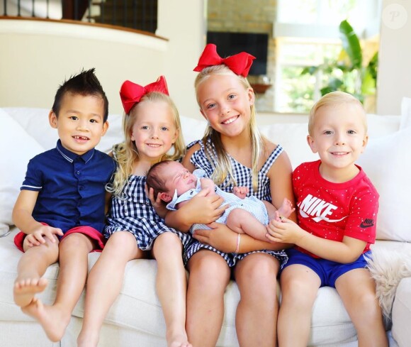Myka Stauffer et son époux James ont annoncé avoir "trouvé une nouvelle famille", pour le petit Huxley, adopté il y a presque trois ans, le 27 mai 2020. Sur Instagram, cette youtubeuse partageait le quotidien de ses enfants et de son fils adopté, atteint d'autisme.