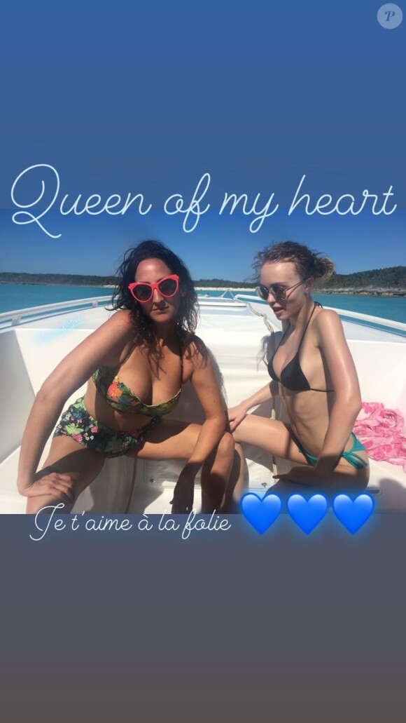 Le 23 mai 2020, Lily-Rose Depp a célébré l'anniversaire de l'une de ses amies sur Instagram en ressortant une photo d'elle en bikini, prise à l'occasion d'une sortie en mer.