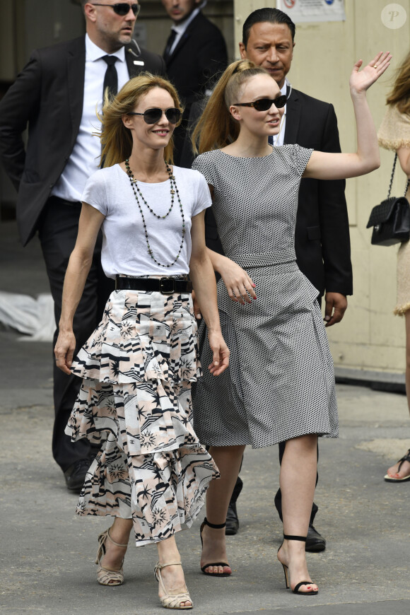 Vanessa Paradis (épouse Benchetrit) et sa fille Lily-Rose Depp - Sorties du défilé de mode "Chanel", collection Haute-Couture automne-hiver 2018/2019, à Paris. Le 3 juillet 2018.