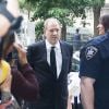 Harvey Weinstein fait un passage à la Cour suprême de l'État de New York pour entendre les nouvelles accusations de l'actrice Annabella Sciorra et le report de son procès le 26 août 2019.