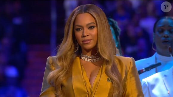 Beyoncé rend hommage à Kobe Bryant au Staples Center de Los Angeles, le 24 février 2020.