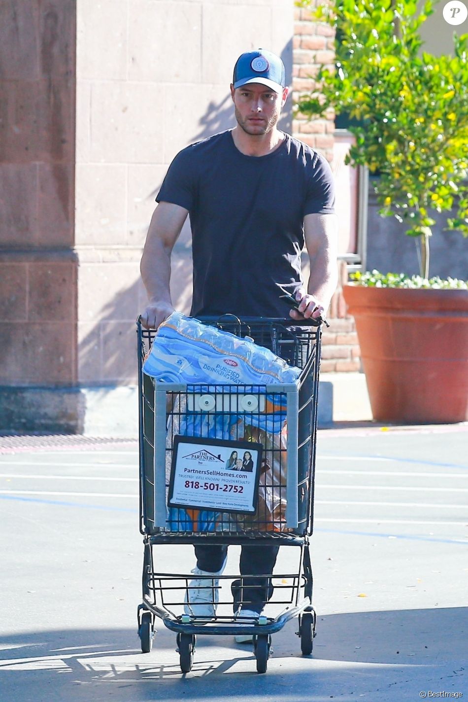 Exclusif - Justin Hartley est allé faire des courses pour le réveillon, à Los Angeles, le 31 décembre 2019.