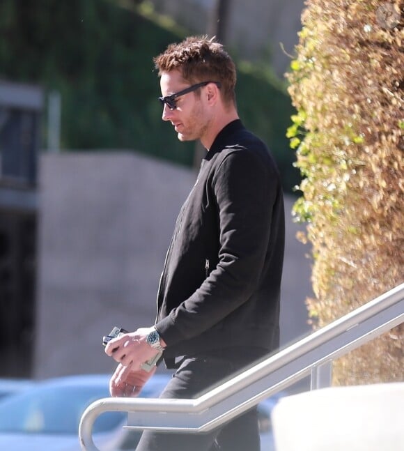 Exclusif - Justin Hartley - Justin Hartley fait le plein d'essence avant de déjeuner avec sa fille Isabella Justice au restaurant School Public à Los Angeles le 23 novembre 2019.
