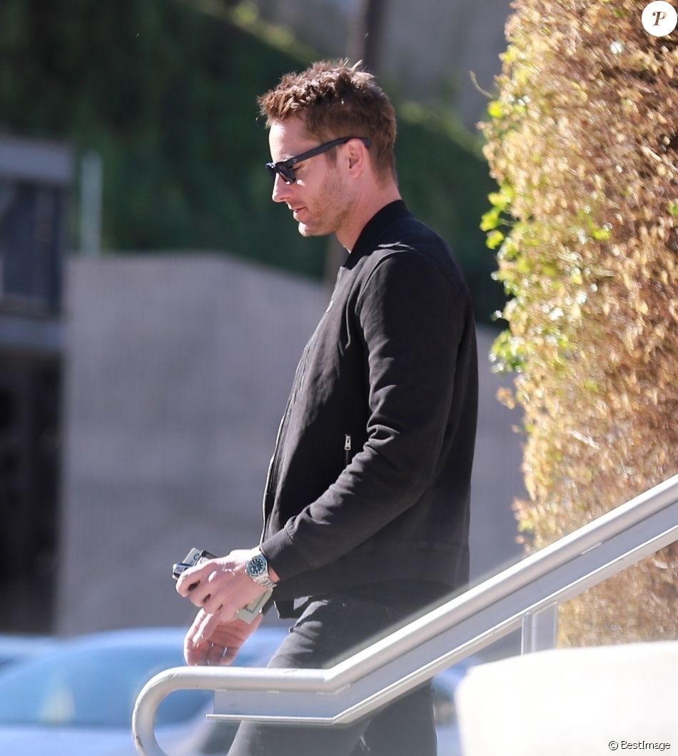 Exclusif - Justin Hartley - Justin Hartley fait le plein d&#039;essence avant de déjeuner avec sa fille Isabella Justice au restaurant School Public à Los Angeles le 23 novembre 2019.