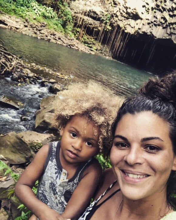 Yelena Noah heureuse à Hawaï avec son fils Nohea. Mai 2020.