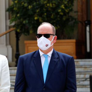 Le prince Albert II de Monaco, la princesse Charlène de Monaco - Le mardi 2 juin 2020 à Monaco, ce jour, qui restera sans doute dans les annales, marque l'inauguration par le couple princier de la nouvelle architecture de la Place du Casino et la réouverture simultanée de l'emblématique Brasserie du Café de Paris Monte-Carlo, fermée suite à la crise sanitaire liée à l'épidémie de Coronavirus (Covid-19). Les participants portent tous des masques fournis par la fondation Princesse Charlène de Monaco. © Claudia Albuquerque / Bestimage