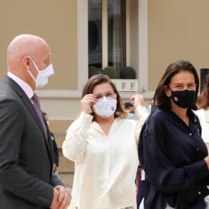 La princesse Stéphanie de Monaco, et ses enfants Louis et sa femme Marie Ducruet, Pauline Ducruet, Camille Gottlieb - Le mardi 2 juin 2020 à Monaco, ce jour, qui restera sans doute dans les annales, marque l'inauguration par le couple princier de la nouvelle architecture de la Place du Casino et la réouverture simultanée de l'emblématique Brasserie du Café de Paris Monte-Carlo, fermée suite à la crise sanitaire liée à l'épidémie de Coronavirus (Covid-19). Les participants portent tous des masques fournis par la fondation Princesse Charlène de Monaco. © Claudia Albuquerque / Bestimage