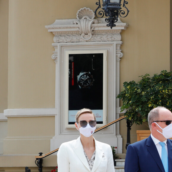 Le prince Albert II de Monaco, la princesse Charlène de Monaco - Le mardi 2 juin 2020 à Monaco, ce jour, qui restera sans doute dans les annales, marque l'inauguration par le couple princier de la nouvelle architecture de la Place du Casino et la réouverture simultanée de l'emblématique Brasserie du Café de Paris Monte-Carlo, fermée suite à la crise sanitaire liée à l'épidémie de Coronavirus (Covid-19). Les participants portent tous des masques fournis par la fondation Princesse Charlène de Monaco. © Claudia Albuquerque / Bestimage