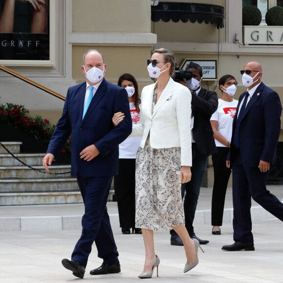 Le prince Albert II de Monaco, la princesse Charlène de Monaco - Le mardi 2 juin 2020 à Monaco, ce jour, qui restera sans doute dans les annales, marque l'inauguration par le couple princier de la nouvelle architecture de la Place du Casino et la réouverture simultanée de l'emblématique Brasserie du Café de Paris Monte-Carlo, fermée suite à la crise sanitaire liée à l'épidémie de Coronavirus (Covid-19). Les participants portent tous des masques fournis par la fondation Princesse Charlène de Monaco. © Claudia Albuquerque / Bestimage