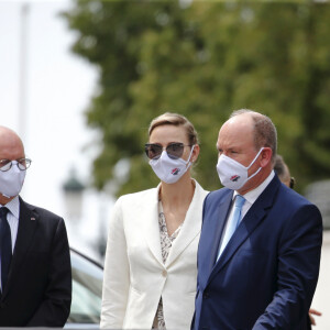 Le prince Albert II de Monaco et sa femme la princesse Charlène de Monaco - Inauguration de la place du Casino en présence du couple princier à Monaco le 2 juin 2020. Les participants portent des masques pour se protéger de l'épidémie de Coronavirus (Covid-19). © Dylan Meiffret / Nice Matin / Bestimage