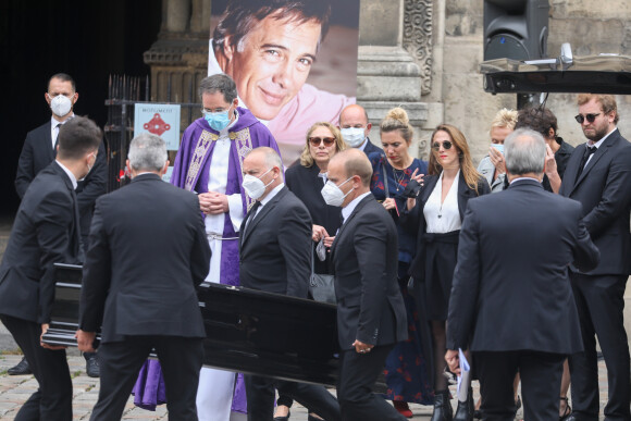 Joëlle Bercot (femme de Guy Bedos), Victoria Bedos (fille de Guy Bedos), Muriel Robin et sa compagne Anne Le Nen - Hommage à Guy Bedos en l'église de Saint-Germain-des-Prés à Paris le 4 juin 2020.