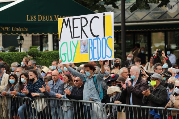 Illustration foule - Hommage à Guy Bedos en l'église de Saint-Germain-des-Prés à Paris le 4 juin 2020.