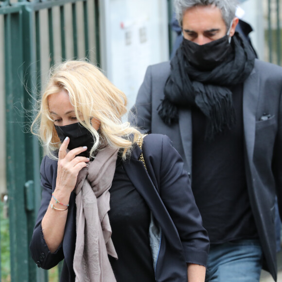 Emmanuelle Béart et son compagnon Frédéric Chaudier - Sorties - Hommage à Guy Bedos en l'église de Saint-Germain-des-Prés à Paris le 4 juin 2020. 04/06/2020 - Paris