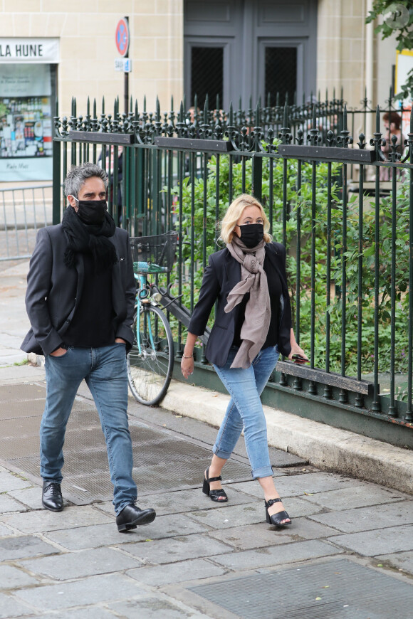 Emmanuelle Béart et son compagnon Frédéric Chaudier - Hommage à Guy Bedos en l'église de Saint-Germain-des-Prés à Paris le 4 juin 2020. 04/06/2020 - Paris