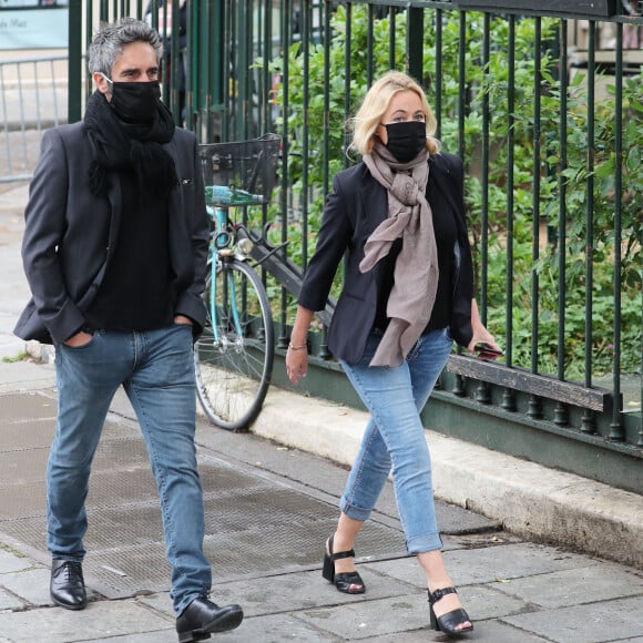 Emmanuelle Béart et son compagnon Frédéric Chaudier - Hommage à Guy Bedos en l'église de Saint-Germain-des-Prés à Paris le 4 juin 2020. 04/06/2020 - Paris