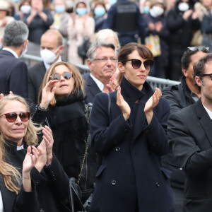 Nicolas Bedos, Joëlle Bercot (femme de Guy Bedos), Victoria Bedos, Muriel Robin et sa compagne Anne Le Nen, Doria Tillier, Smain - Sorties - Hommage à Guy Bedos en l'église de Saint-Germain-des-Prés à Paris le 4 juin 2020.