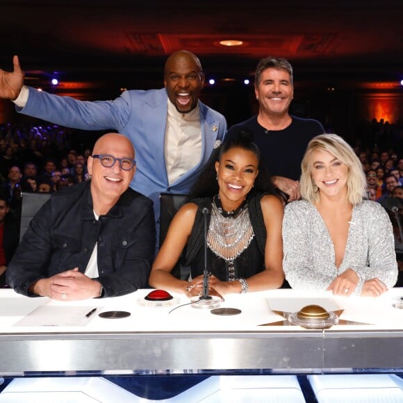 Gabrielle Union (assise, au milieu) a été juré d'America's Got Talent lors de la saison 14 de l'émission, diffusée entre les 28 mai et 18 septembre 2019.