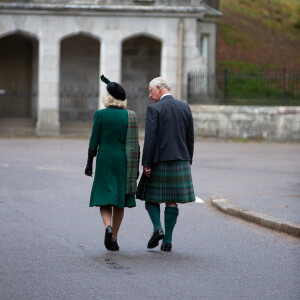 Le prince Charles, prince de Galles, et Camilla Parker Bowles, duchesse de Cornouailles, ont observé le 8 mai 2020 deux minutes de silence devant le mémorial de Balmoral dans le cadre de la commémoration du 75e anniversaire de la victoire du 8 mai 1945.