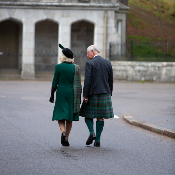 Le prince Charles, prince de Galles, et Camilla Parker Bowles, duchesse de Cornouailles, ont observé le 8 mai 2020 deux minutes de silence devant le mémorial de Balmoral dans le cadre de la commémoration du 75e anniversaire de la victoire du 8 mai 1945.