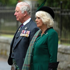 Le prince Charles, prince de Galles, et Camilla Parker Bowles, duchesse de Cornouailles, ont observé le 8 mai 2020 deux minutes de silence devant le mémorial de Balmoral dans le cadre de la commémoration du 75e anniversaire de la victoire du 8 mai 1945.