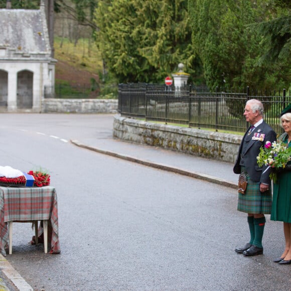 Le prince Charles, prince de Galles, et Camilla Parker Bowles, duchesse de Cornouailles, ont observé le 8 mai 2020 deux minutes de silence devant le mémorial de Balmoral dans le cadre de la commémoration du 75e anniversaire de la victoire du 8 mai 1945.