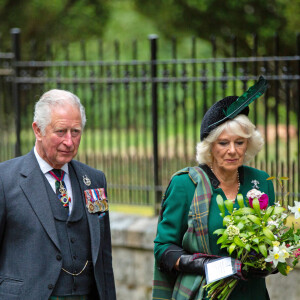 Le prince Charles, prince de Galles, et Camilla Parker Bowles, duchesse de Cornouailles, ont observé le 8 mai 2020 deux minutes de silence devant le mémorial de Balmoral dans le cadre de la commémoration du 75e anniversaire de la victoire du 8 mai 1945.