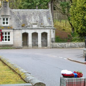 Le prince Charles, prince de Galles, et Camilla Parker Bowles, duchesse de Cornouailles, ont observé le 8 mai 2020 deux minutes de silence devant le mémorial de Balmoral dans le cadre de la commémoration du 75e anniversaire de la victoire du 8 mai 1945.