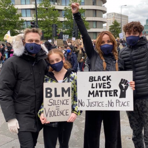 David et Cathy Guetta, et leurs enfants Elvis et Angie, manifestent à Londres contre le racisme et les violences policières. Juin 2020.