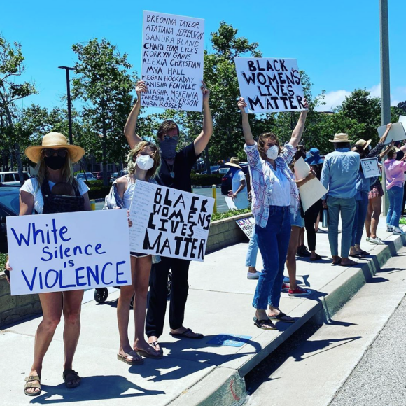 Milla Jovovich, son mari Paul W. S. Anderson et leur fille Ever Gabo manifestent son soutien au mouvement Black Lives Matter et contre le racisme et les violences policières. Juin 2020.