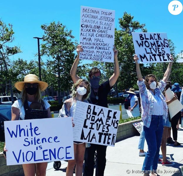 Milla Jovovich, son mari Paul W. S. Anderson et leur fille Ever Gabo manifestent son soutien au mouvement Black Lives Matter et contre le racisme et les violences policières. Juin 2020.