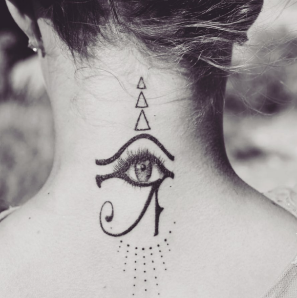 Hayden Panettiere montre son nouveau tatouage à la nuque, représentant l'oeil du Dieu Ra. Juin 2020.