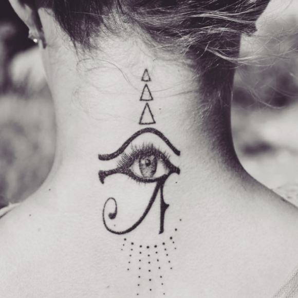 Hayden Panettiere montre son nouveau tatouage à la nuque, représentant l'oeil du Dieu Ra. Juin 2020.