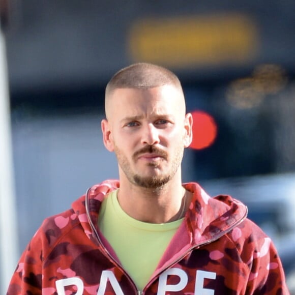 Matt Pokora (M. Pokora) se promène dans les rues de Los Angeles le 3 février 2020.