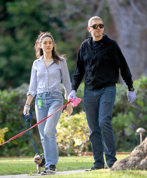 Exclusif - Emmy Rossum et son mari Sam Esmail portent des gants de protection pour aller promener leurs chiens en pleine épidémie de Coronavirus Covid-19 à Los Angeles le 1 avril 2020.