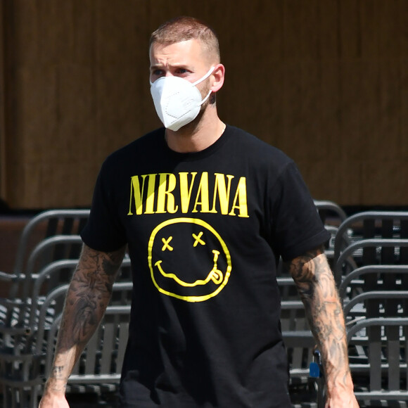 Matt Pokora porte un masque pour se protéger de l'épidémie de Coronavirus (Covid-19) pour faire quelques provisions dans un supermarché à Los Angeles, Californie, Etats-Unis, le 7 juin 2020.