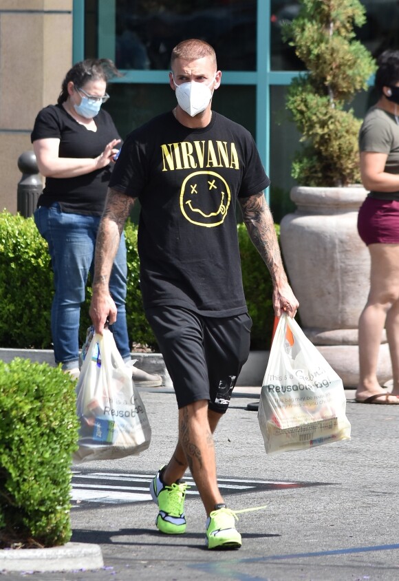 Le chanteur de 34 ans, Matt Pokora, muni d'un masque de protection contre le coronavirus (Covid-19) et vêtu d'un tee-shirt du groupe de rock "Nirvana", a fait quelques provisions dans un supermarché de Los Angeles. Le 6 juin 2020.