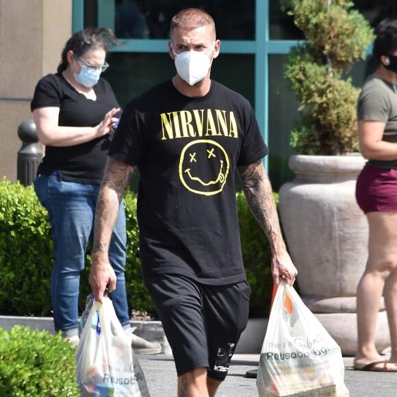 Le chanteur de 34 ans, Matt Pokora, muni d'un masque de protection contre le coronavirus (Covid-19) et vêtu d'un tee-shirt du groupe de rock "Nirvana", a fait quelques provisions dans un supermarché de Los Angeles. Le 6 juin 2020.