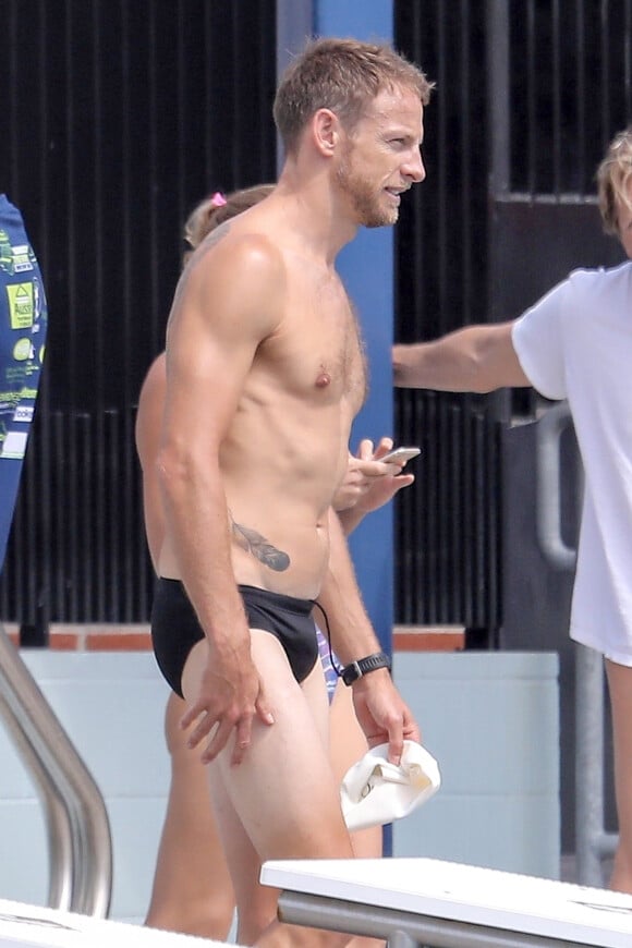 Exclusif - Le pilote de formule 1 Jenson Button s'apprête à nager dans une une piscine de Santa Monica le 17 aout 2017.