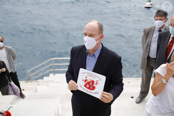 Le prince Albert II de Monaco - Le prince de Monaco lors de la pose d'une plaque dans le cadre de l'Aire Marine Educative sur le solarium de la digue Rainier III à Monaco, le 8 juin 2020. © Claudia Albuquerque/Bestimage