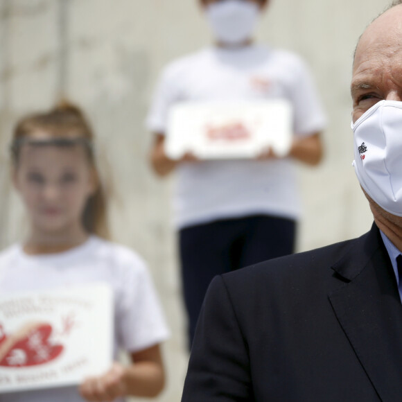Le prince Albert II de Monaco lors de la pose d'une plaque dans le cadre de l'Aire Marine Educative sur le solarium de la digue Rainier III à Monaco © Jean-François Ottonello / Nice Matin / Bestimage