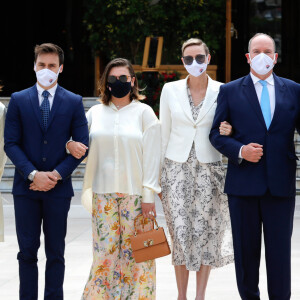 Pauline Ducruet, Louis Ducruet, Camille Gottlieb, La Princesse Charlène, Le Prince Albert, La Princesse Stéphanie De Monaco - Le mardi 2 juin 2020 à Monaco, ce jour, qui restera sans doute dans les annales, marque l'inauguration par le couple princier de la nouvelle architecture de la Place du Casino et la réouverture simultanée de l'emblématique Brasserie du Café de Paris Monte-Carlo, fermée suite à la crise sanitaire liée à l'épidémie de Coronavirus (Covid-19). Les participants portent tous des masques fournis par la fondation Princesse Charlène de Monaco. © Claudia Albuquerque / Bestimage