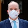 Le prince Albert II de Monaco - Le mardi 2 juin 2020 à Monaco, ce jour, qui restera sans doute dans les annales, marque l'inauguration par le couple princier de la nouvelle architecture de la Place du Casino et la réouverture simultanée de l'emblématique Brasserie du Café de Paris Monte-Carlo, fermée suite à la crise sanitaire liée à l'épidémie de Coronavirus (Covid-19). Les participants portent tous des masques fournis par la fondation Princesse Charlène de Monaco. © Claudia Albuquerque / Bestimage