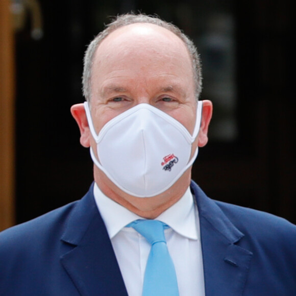 Le prince Albert II de Monaco - Le mardi 2 juin 2020 à Monaco, ce jour, qui restera sans doute dans les annales, marque l'inauguration par le couple princier de la nouvelle architecture de la Place du Casino et la réouverture simultanée de l'emblématique Brasserie du Café de Paris Monte-Carlo, fermée suite à la crise sanitaire liée à l'épidémie de Coronavirus (Covid-19). Les participants portent tous des masques fournis par la fondation Princesse Charlène de Monaco. © Claudia Albuquerque / Bestimage
