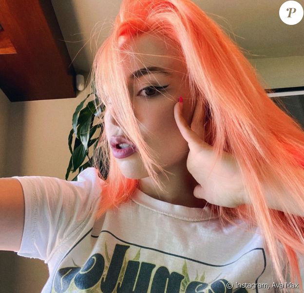 Ava Max dévoile sa nouvelle couleur de cheveux. Juin 2020.